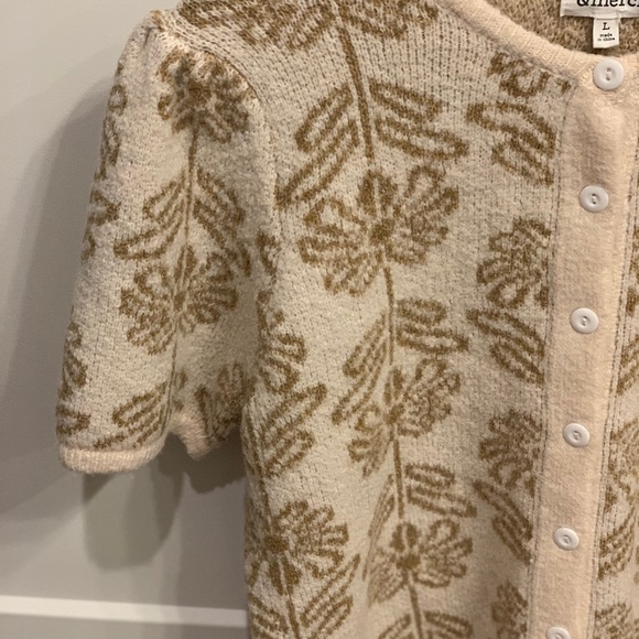 Neutral Sweater - Flower Pattern - Picture 2 of 3